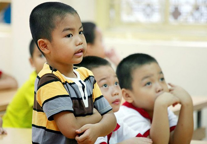 Vào lớp học, từng bạn giới thiệu tên của mình.