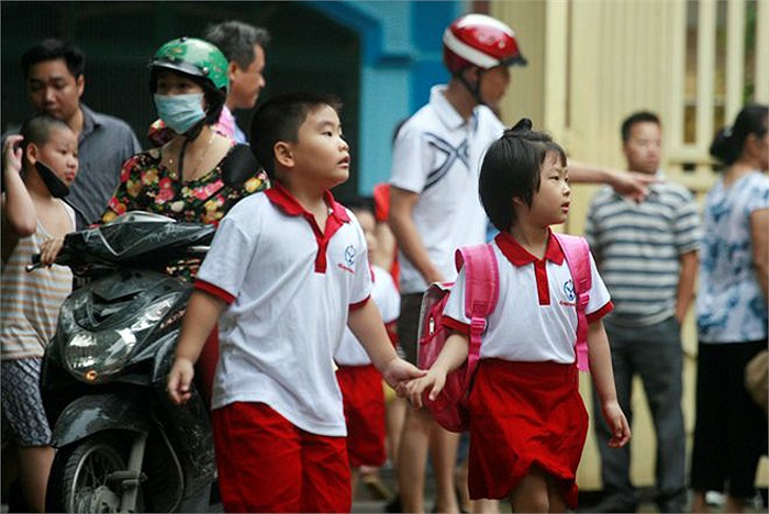 Nhiều em nhỏ hào hứng dắt tay nhau vào trường.