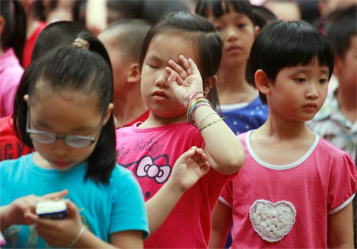 Sáng nay, nhiều bé đến trường vẫn còn buồn ngủ.