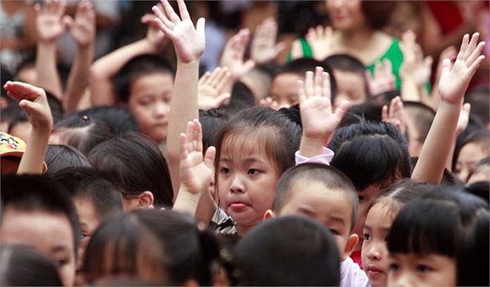 Khi cô hiệu trưởng hỏi: 'Sáng nay những bạn nào đi muộn', các em nhỏ tự giác giơ tay.