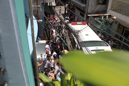 Ngó vào thang chuyển hàng, thanh niên chết thảm