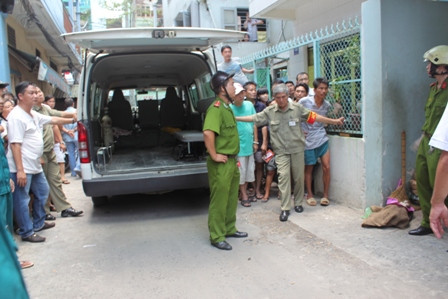 Xe cứu thương chờ sẵn trước cổng để đưa nạn nhân đi