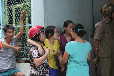 Người thân nạn nhân khóc vật vã