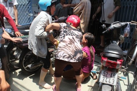 Người thân nạn nhân khóc vật vã