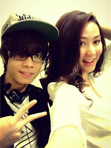 Bùi Anh Tuấn nhí nhảnh bên Ngân Khánh.