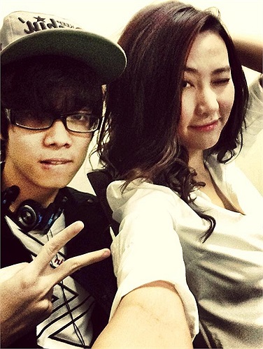 Cả hai chụp ảnh tạo dáng xì tin.