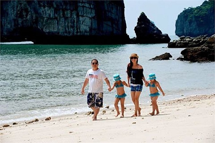 Gia đình Thúy Hạnh đang có những ngày nghỉ hạnh phúc ngoài biển.