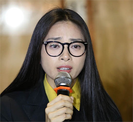 Trông cô tiều tụy thấy rõ.