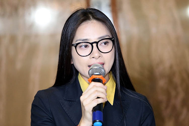 Tuy nhiên, Ngô Thanh Vân vẫn cố gắng giữ bình tĩnh chia sẻ với báo giới và tìm cách giải quyết.