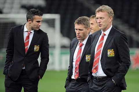 moyes van persie mặc complet