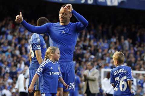 John Terry dẫn con ăn mừng