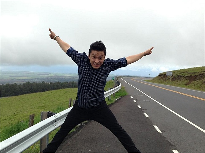 Lam Trường tung tăng bay nhảy trên đường phố.