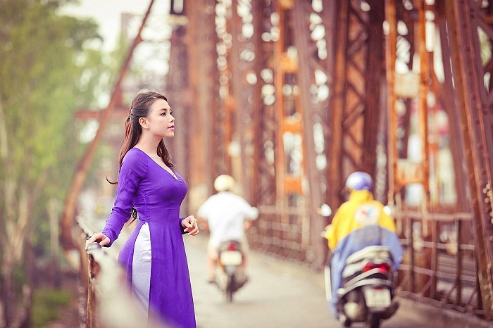 Diện chiếc áo dài tím nữ tính, Trà Ngọc Hằng dịu dàng và đằm thắm.