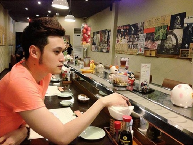 Khi Hoàng tử sơn ca Quang Vinh đi ăn một mình.