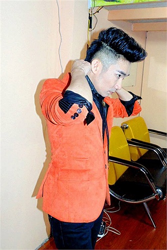 Quang Hà vội vã trước giờ lên sân khấu.