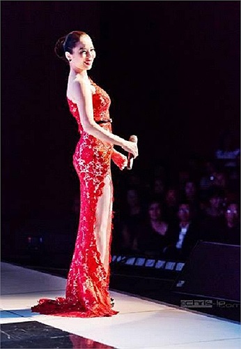 Lệ Quyên váy đỏ quyến rũ trên sân khấu.