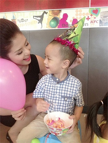 Ngọc Hân hồn nhiên bên trẻ thơ.