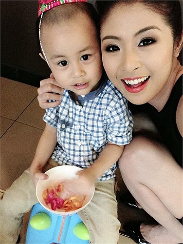 Hoa hậu Việt Nam nhí nhảnh tạo dáng chụp ảnh.