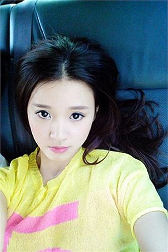 Midu tranh thủ tạo dáng chụp ảnh trước lúc ngủ.