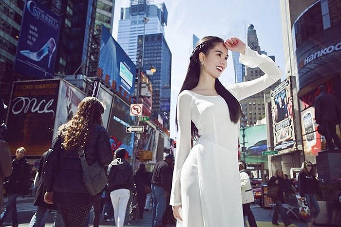 Ngọc Trinh dịu dàng tà áo trắng trên đường phố New York.