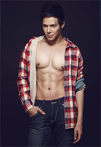 Còn những khi lên ảnh thời trang, anh chàng nam tính hết cỡ.