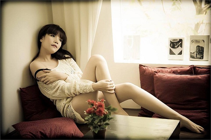 Ngô Mai Trang khoe chân dài nuột nà.