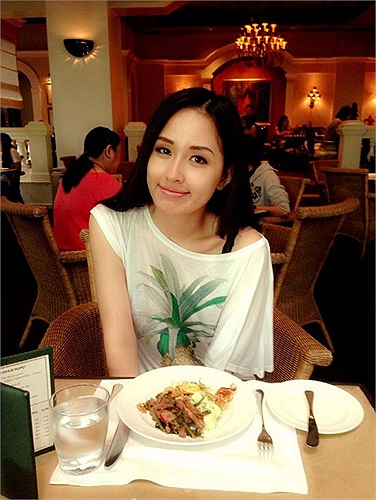 Hoa hậu Việt Nam điệu đà tạo dáng.