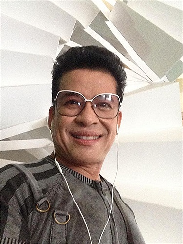 MC Thanh Bạch chụp ảnh kiểu xì tin.