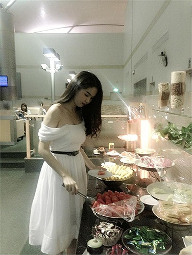 Có mặt tại sân bay để làm thủ tục, Ngọc Trinh thu hút mọi ánh nhìn khi buông lơi vai trần gợi cảm.