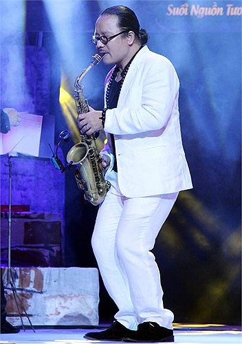 Nghệ sỹ saxophone Trần Mạnh Tuấn phiêu trên sân khấu.