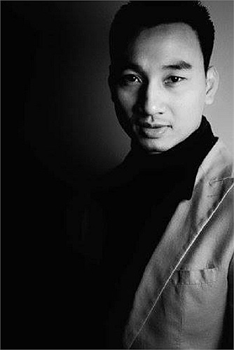 MC Thành Trung trong một bức ảnh đen trắng.