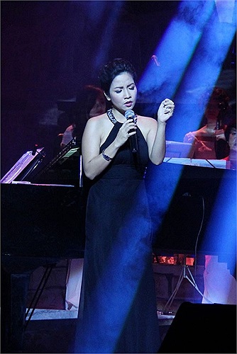 Mỹ Linh dịu dàng khi hát về Hà Nội.