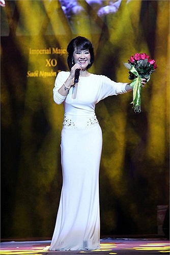 Hồng Nhung đẹp và đầy nữ tính trên sân khấu.