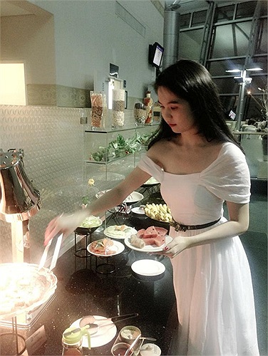 Người đẹp quyến rũ trong chiếc váy trắng mềm mại.