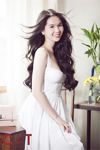 Ngọc Trinh váy trắng tinh khôi, khoe vẻ đẹp quyến rũ và làn da trắng bóc.