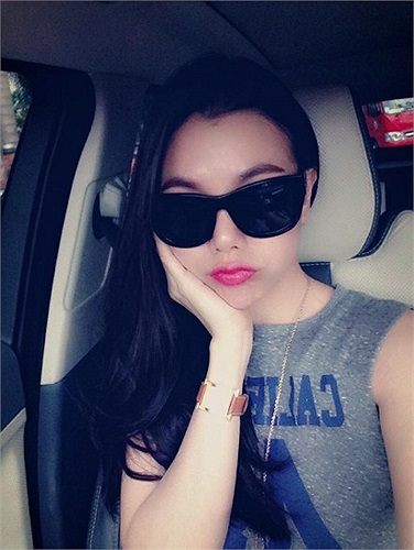 Trà Ngọc Hằng phụng phịu bắt đầu ngày làm việc mới.