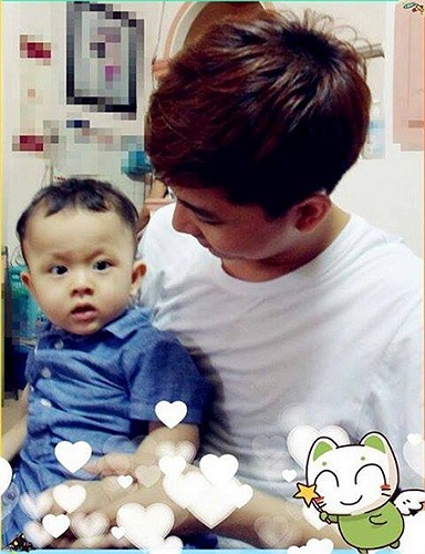 Ca sỹ Tim bên nhóc tì đáng yêu.