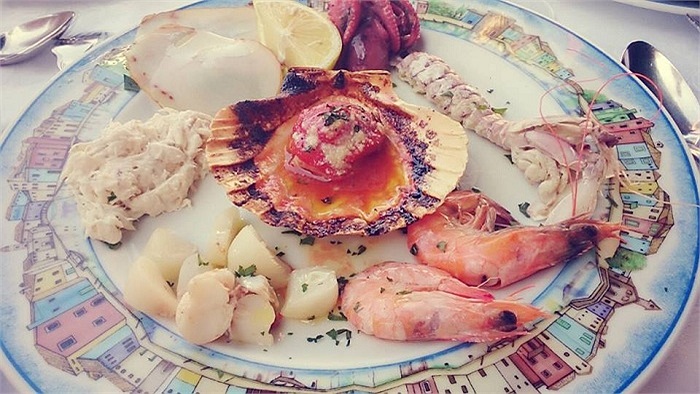 Cả ba đang có chuyến du lịch dài ngày ở châu Âu.