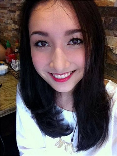 Anna Trương rạng rỡ trước khi đi chạy show.