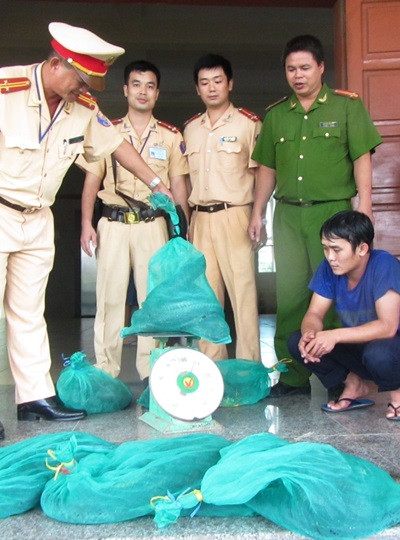 Hàng chục hành khách ngồi cùng 65kg rắn hổ mang chúa