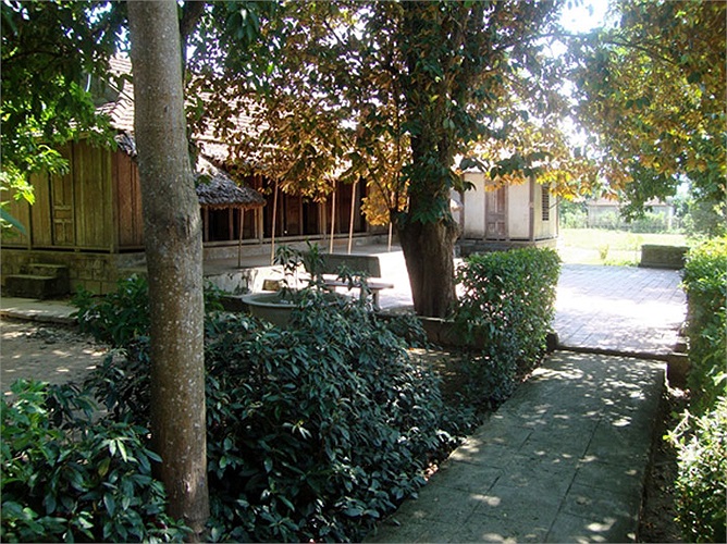 Ngôi nhà cấp 4 với 3 gian truyền thống, nằm giữa tán cây xanh mát. Năm 1947, nhà bị giặc Pháp đốt cháy trụi và năm 1977, ông cùng chính quyền địa phương phục dựng nguyên trạng trên nền đất cũ. 