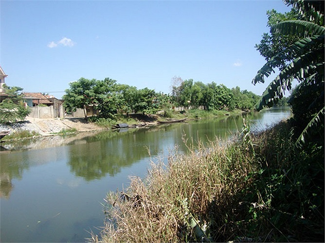 Dòng Kiến Giang vẫn êm đềm trôi, như những dòng khách đến tham quan ngôi nhà của Đại tướng quanh năm không ngừng nghỉ. Họ đến với tấm lòng thành kính và ngưỡng mộ với vị tướng tài ba, lỗi lạc của dân tộc Việt Nam. 