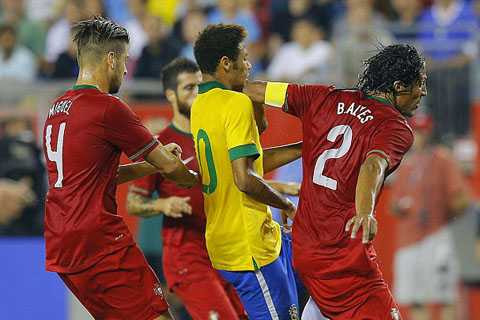 neymar bị kèm chặt