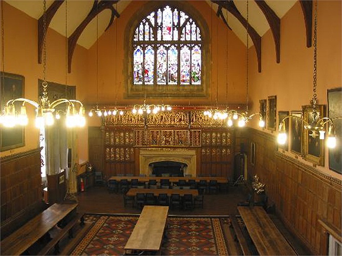 Theo truyền thống, sinh viên học và ăn ở ngay tại trường. Thông lệ của ngôi trường này chỉ tuyển nam sinh. Mặc dù vậy, danh tiếng của Eton nổi lên khắp nước Anh và thế giới khi đây là lò luyện nguyên thủ quốc gia hàng đầu. Người ta ví Eton như là 'cá