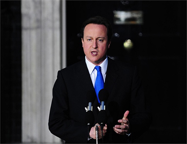 Nhiều cựu học sinh lỗi lạc từng học tại trường: Nhà thơ Shelley, nhà kinh tế học John Maynard Keynes, hoàng tử William và Harry và đặc biệt là 19 đời thủ tướng của Anh. Trong ảnh là vị thủ tướng thứ 19 ngài David Cameron.