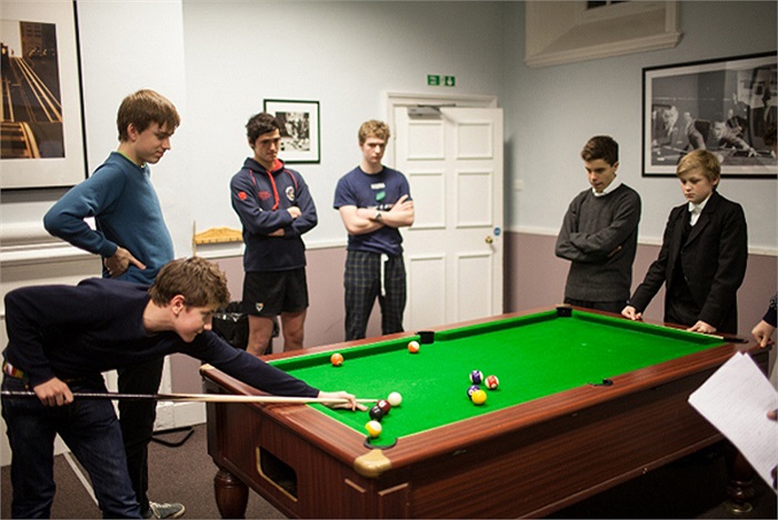 Mặc dù rèn luyện trong môi trường kỷ luật cao, nhưng Eton không phải ngôi trường có mức học phí cao nhất nước Anh.