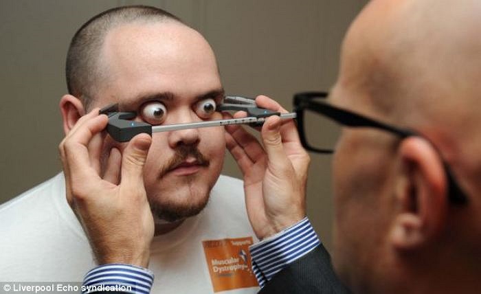 Lý do được các vị chuyên gia đo thị lực thuộc Tổ chức kỷ lục Guinness thế giới đưa ra là, thước đo của họ mang theo không đủ dài để có thể đo được đôi mắt của anh.