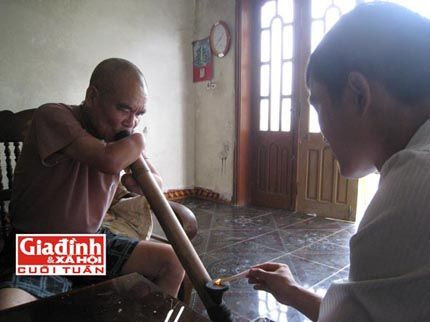  PV đang châm lửa giúp ông Lự hút thuốc. Ảnh: T.G.