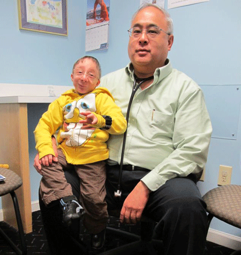 Smith bên cạnh bác sĩ giúp cậu kéo dài sự sống