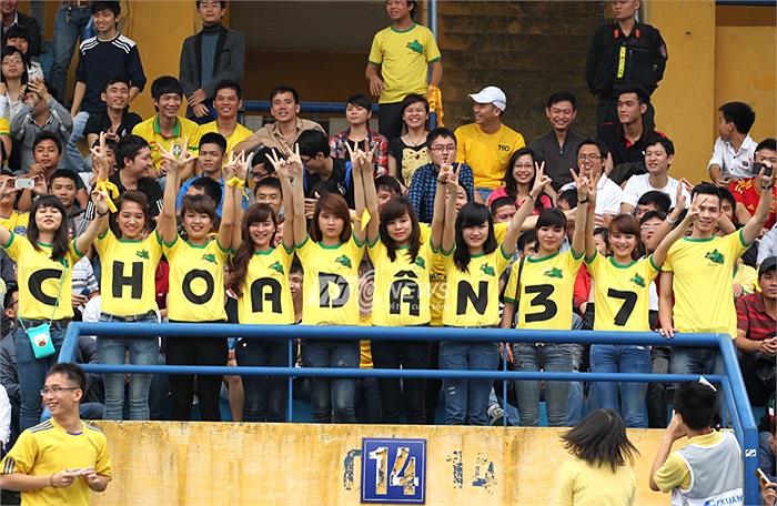 'Choa dân 37' một câu nói vui được các cô nàng xinh đẹp dàn xếp trên khán đài sân Hàng Đẫy.